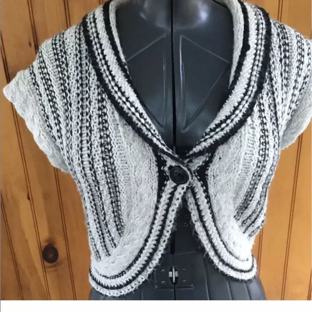 Cabi Size M Black White Short Empire Shrug